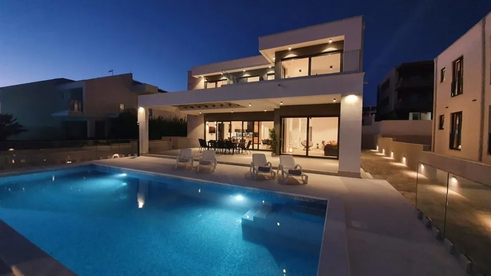 Moderne Luxusvilla mit Swimmingpool nahe dem Strand