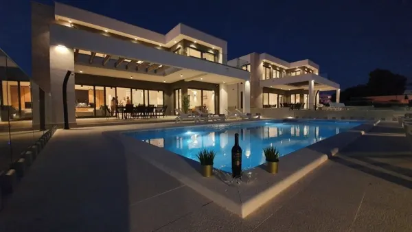 Moderne Luxusvilla mit Swimmingpool nahe dem Strand, Bild 2