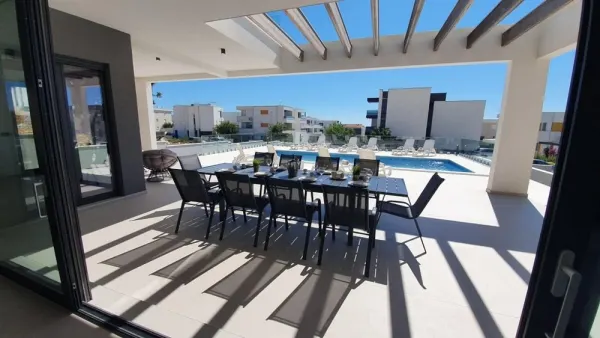 Moderne Luxusvilla mit Swimmingpool nahe dem Strand, Bild 3