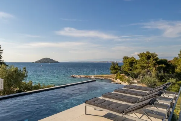 Moderne Luxusvilla mit Infinity-Pool und Meerblick, Insel Ugljan, Bild 2