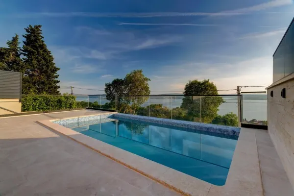 Moderne Doppelhaushälfte mit Swimmingpool und Meerblick, Bild 2