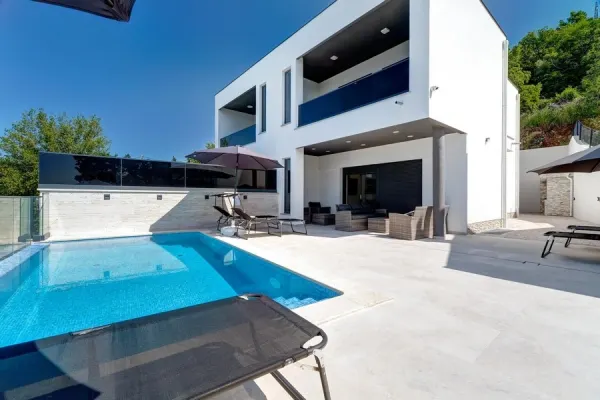 Moderne Doppelhaushälfte mit Swimmingpool und Meerblick, Bild 3