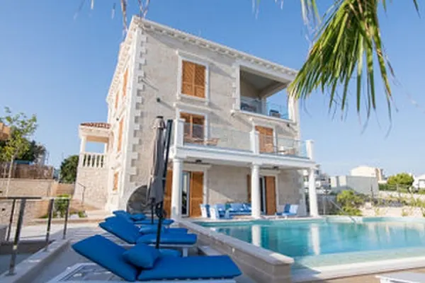 Mediterrane Luxusvilla mit Swimmingpool nahe dem Meer, Bild 2