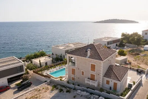 Mediterrane Luxusvilla mit Swimmingpool nahe dem Meer, Bild 3