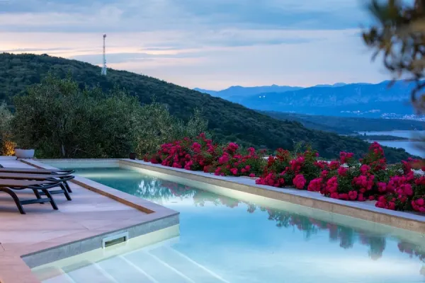 Luxuriöse Villa mit Swimmingpool und Panorama-Meerblick, Bild 2