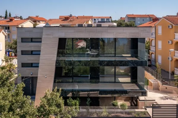 Moderne Erdgeschosswohnung mit Pool im luxuriösen Neubau, Bild 2