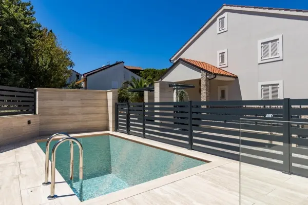 Moderne Erdgeschosswohnung mit Pool im luxuriösen Neubau, Bild 3