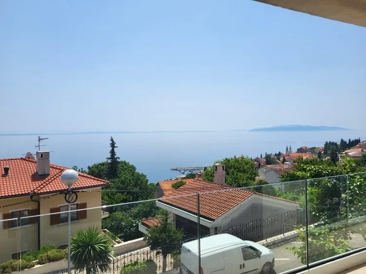 Modern eingerichtetes Appartement mit traumhaftem Panorama-Meerblick