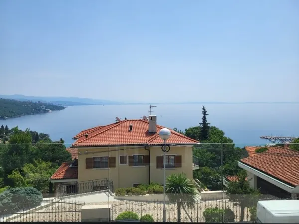Modern eingerichtetes Appartement mit traumhaftem Panorama-Meerblick, Bild 2