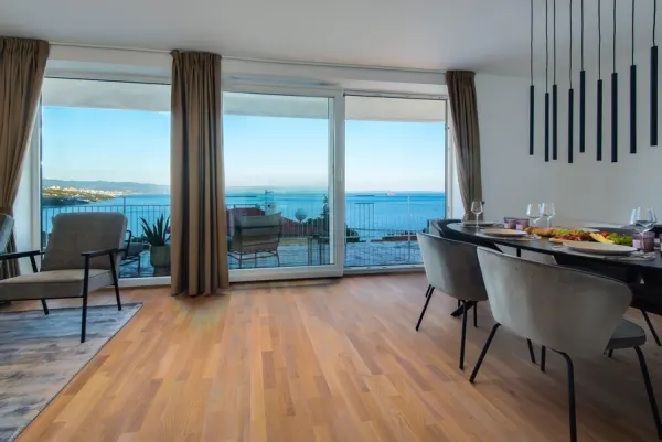 Modern eingerichtetes Appartement mit traumhaftem Panorama-Meerblick, Bild 3