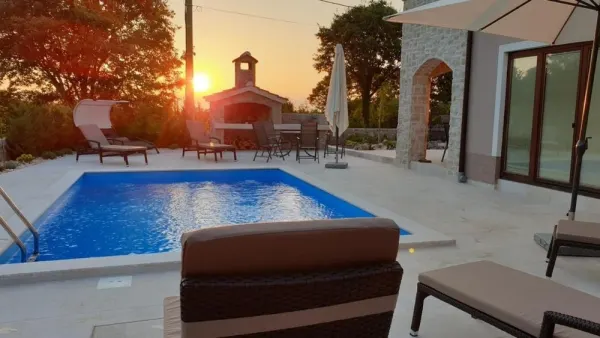 Mediterranes Steinhaus mit Swimmingpool, Bild 2