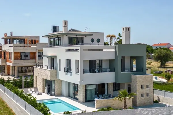 Moderne Luxusvilla mit Swimmingpool nahe dem Yachthafen, Bild 2