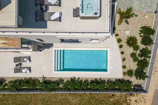 Moderne Luxusvilla mit Swimmingpool nahe dem Yachthafen, Bild 3