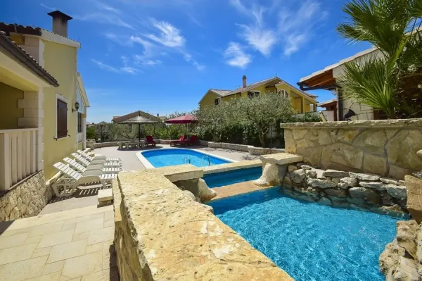 Villa mit Swimmingpool in ruhiger Lage, Bild 2