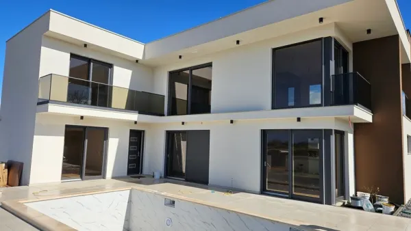 Moderne Villa mit Swimmingpool und Meerblick, Bild 2