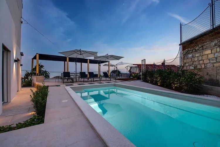 Luxuriöses Appartement im Erdgeschoss mit Garten und privatem Swimmingpool