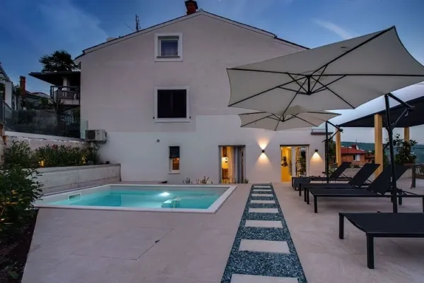 Luxuriöses Appartement im Erdgeschoss mit Garten und privatem Swimmingpool, Bild 3