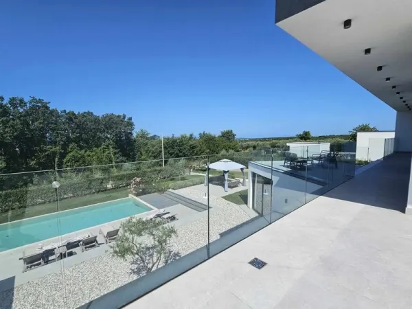 Moderne Luxusvilla mit Swimmingpool und Blick bis zum Meer, Bild 2