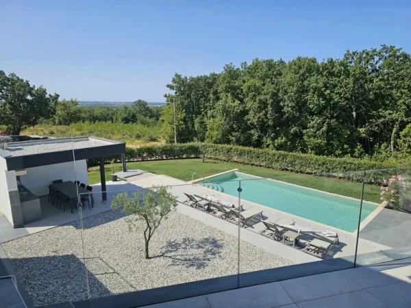 Moderne Luxusvilla mit Swimmingpool und Blick bis zum Meer, Bild 3
