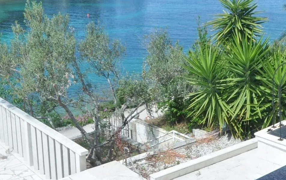Insel Solta: Villa im mediterranen Stil mit Pool in der 1. Reihe zum Meer
