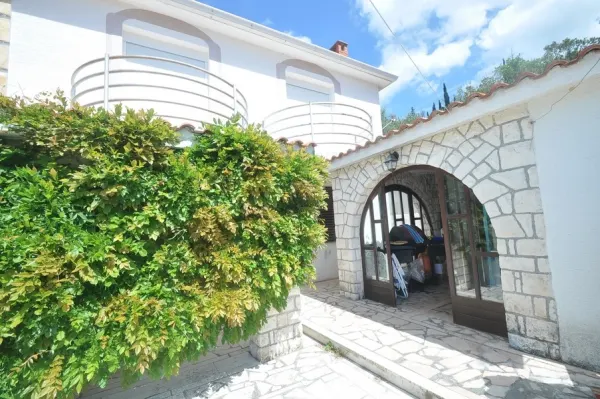 Insel Solta: Villa im mediterranen Stil mit Pool in der 1. Reihe zum Meer, Bild 2