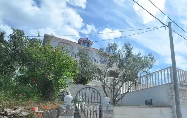 Insel Solta: Villa im mediterranen Stil mit Pool in der 1. Reihe zum Meer, Bild 3