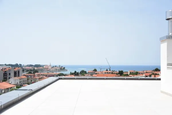 Modernes Penthouse mit Dachterrasse und Panoramablick auf die Stadt und das Meer, Bild 2