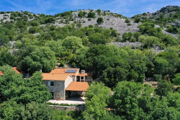 Traditionelles Steinhaus in ruhiger Lage mit schönem Meerblick und Pool, Region Starigrad Paklenica, Bild 2
