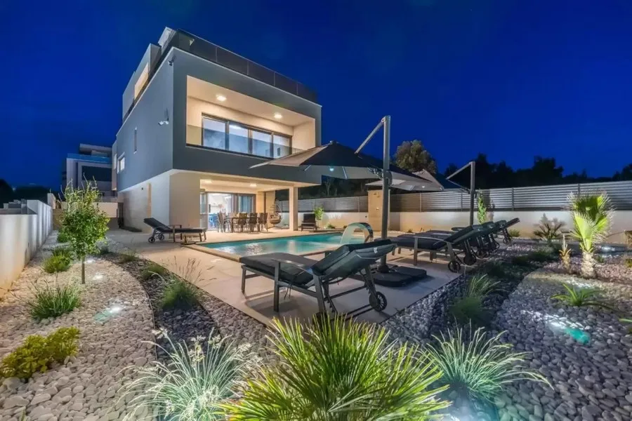 Moderne Luxusvilla mit Swimmingpool und Dachterrasse