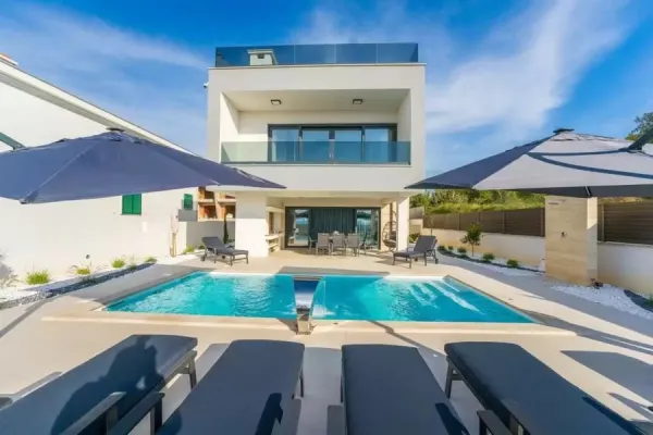 Moderne Luxusvilla mit Swimmingpool und Dachterrasse, Bild 2