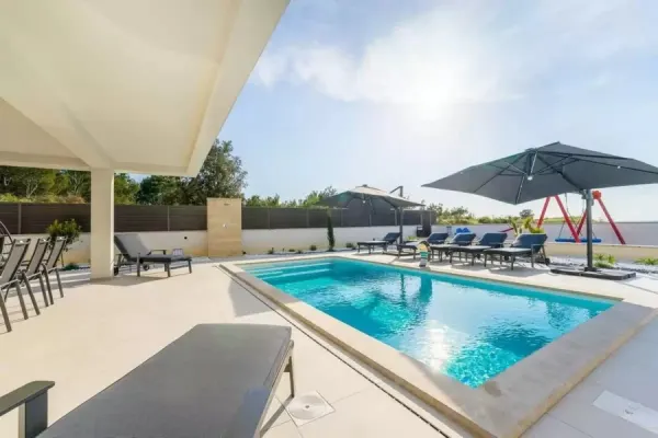 Moderne Luxusvilla mit Swimmingpool und Dachterrasse, Bild 3
