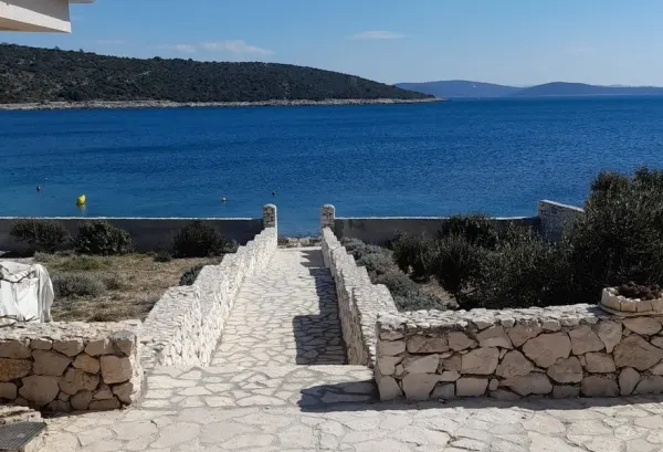 Haus mit mediterranem Garten in erster Reihe zum Meer, Region Rogoznica / Trogir, Bild 2