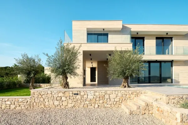 Luxuriöse Villa mit Swimmingpool und Meerblick, Bild 2