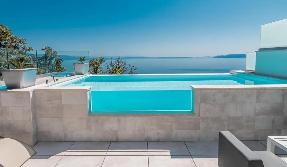 Luxuriöse Doppelhaushälfte mit Swimmingpool und Panorama-Meerblick