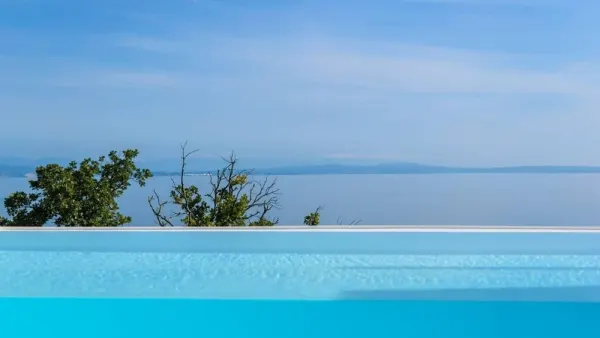 Luxuriöse Doppelhaushälfte mit Swimmingpool und Panorama-Meerblick, Bild 2