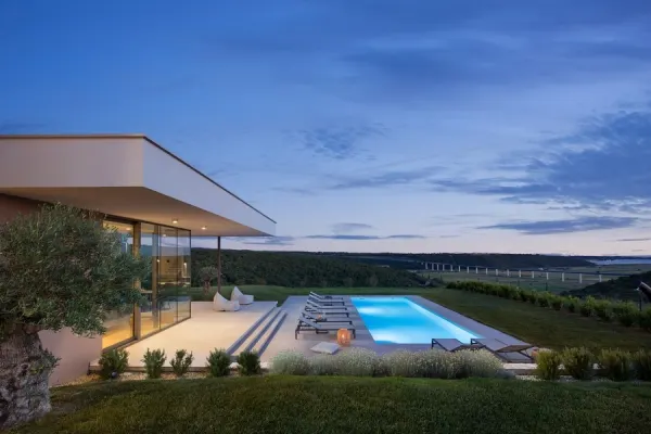 Moderne Villa mit Swimmingpool in mediterraner Umgebung, Bild 2