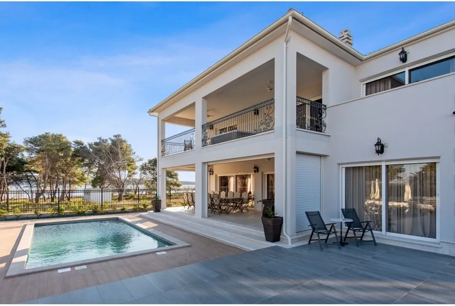 Vodice, Dalmatien: Luxuriöse Villa mit Pool nahe dem Meer