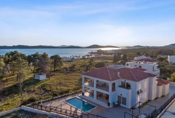 Vodice, Dalmatien: Luxuriöse Villa mit Pool nahe dem Meer, Bild 2