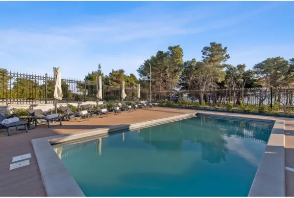 Vodice, Dalmatien: Luxuriöse Villa mit Pool nahe dem Meer, Bild 3