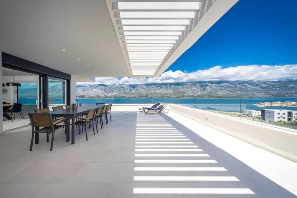 Moderne Luxusvilla mit Pool und Meerblick, Bild 2