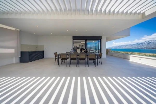 Moderne Luxusvilla mit Pool und Meerblick, Bild 3