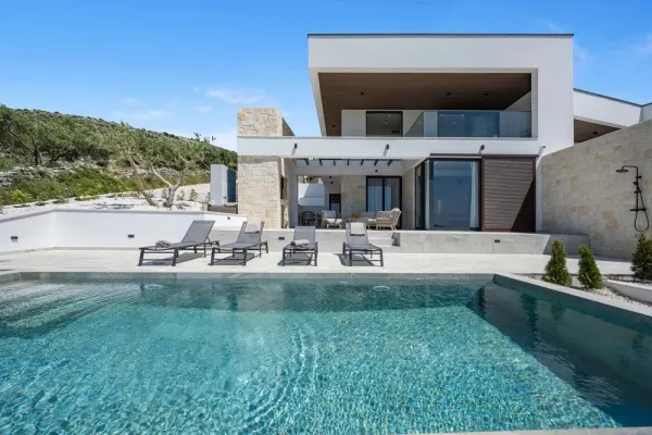 Moderne Neubau-Villa mit Swimmingpool und Panorama-Meerblick, Region Trogir, Bild 2