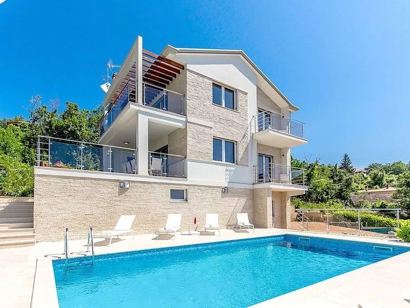 Villa mit Pool und schönem Meerblick
