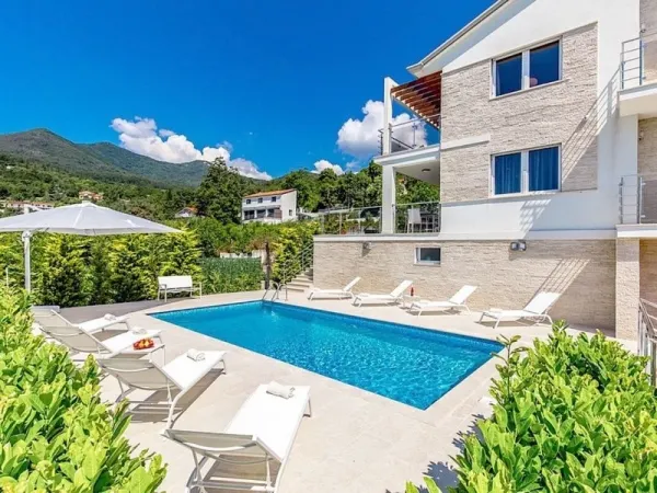 Villa mit Pool und schönem Meerblick, Bild 2