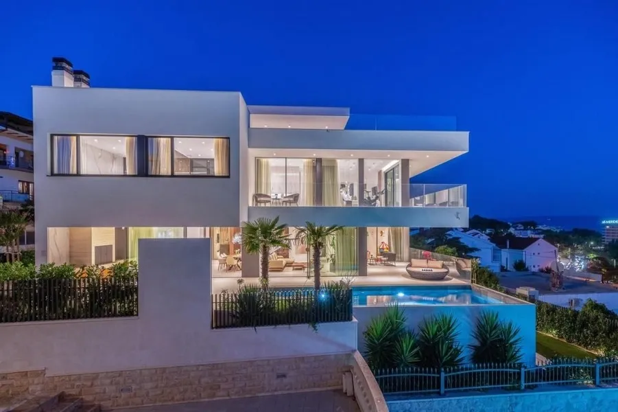 Moderne Luxusvilla mit Pool und Panorama-Meerblick