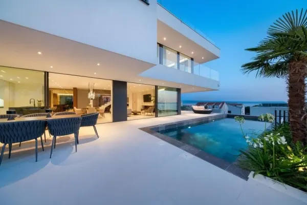 Moderne Luxusvilla mit Pool und Panorama-Meerblick, Bild 2