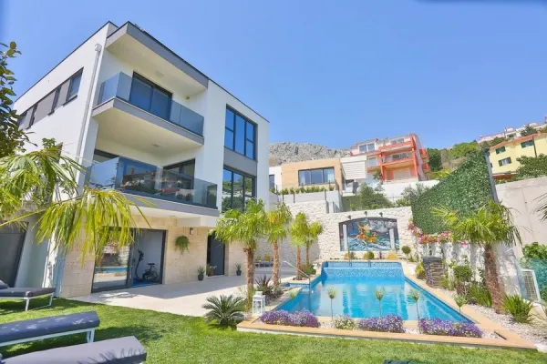 Luxuriöse Villa mit Pool und Meerblick, Bild 2