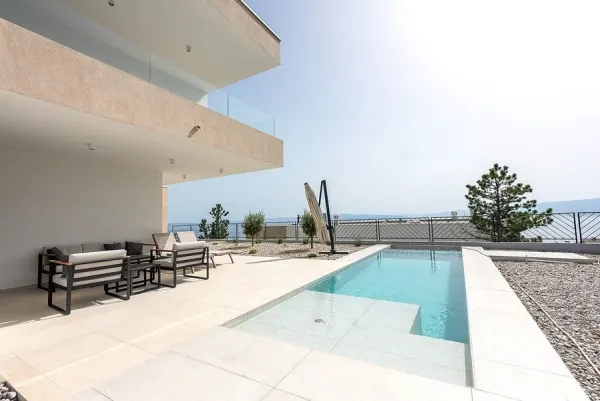 Moderne Doppelhaushälfte mit Pool und Meerblick, Bild 2