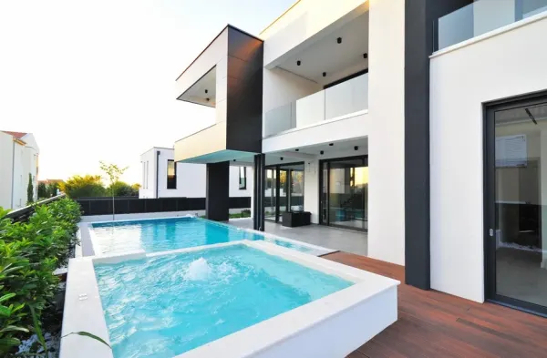 Moderne Villa mit Swimmingpool, Bild 2