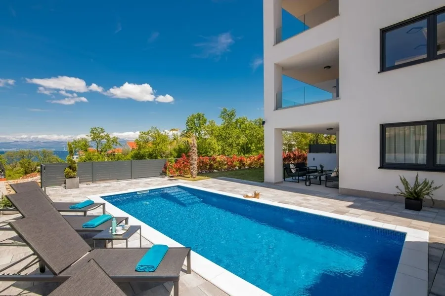 Luxuriöse Wohnung mit Garten und Swimmingpool